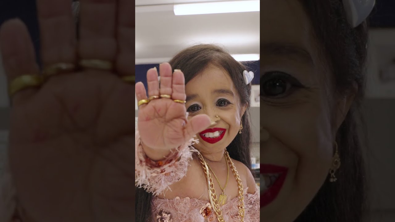 World S Shortest Woman Gets Another Record For Having The Smallest Hands 