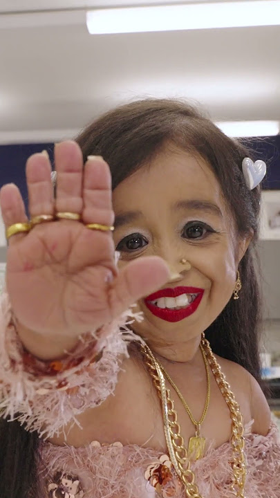World's shortest woman gets another world record for having the smallest hands ✋