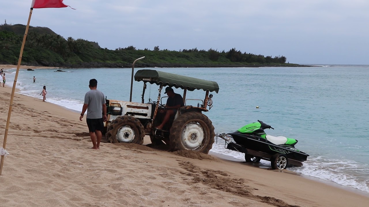 Kenting Baishawan Tractor Stuck in the Sand 墾丁白沙灣拖拉機卡住 - YouTube