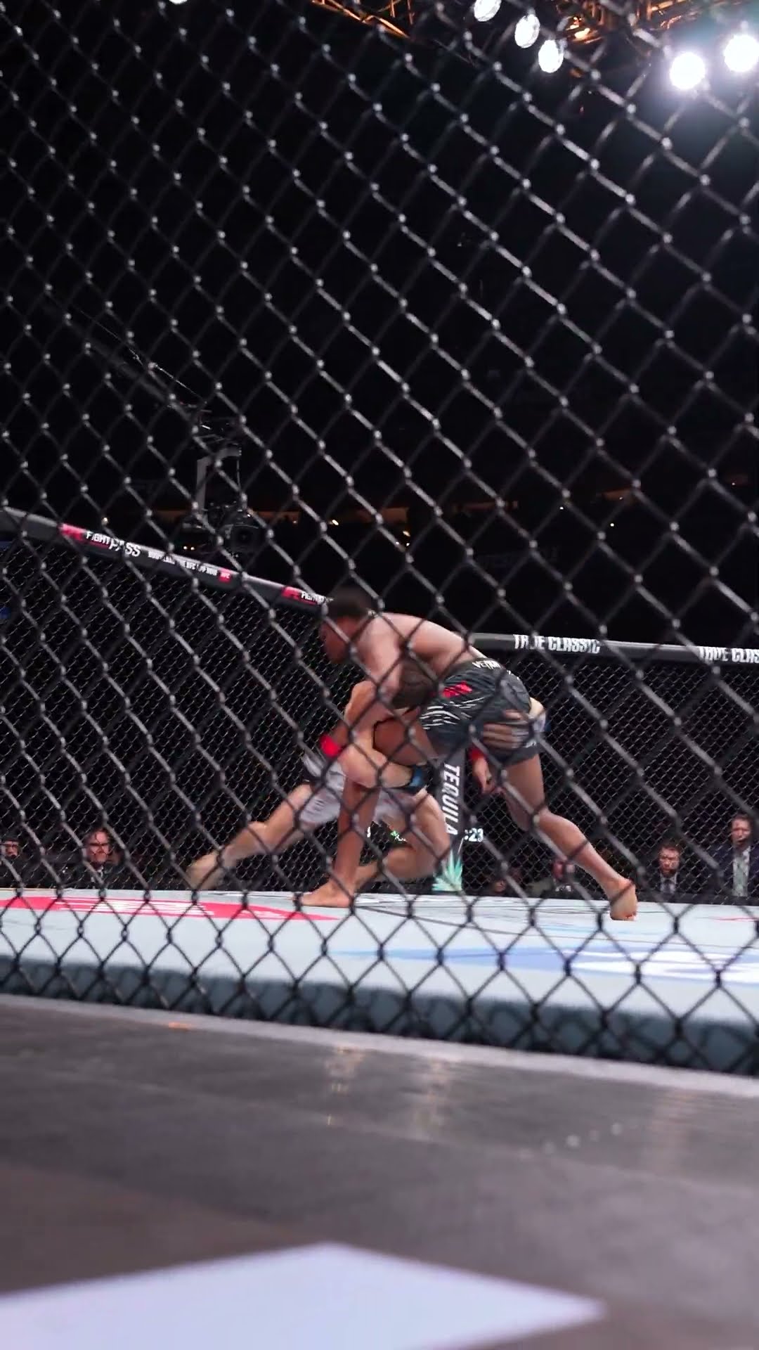 The SOUND of this ELBOW ? #ufcseattle