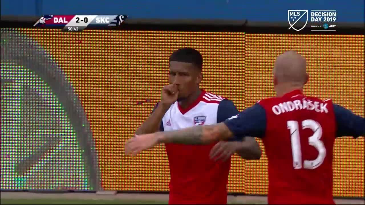 A Dallas les salen todas: el tiro de Harold Mosquera entra tras un rebote en el defensor games people play