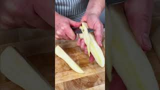 Kolač sa šargarepom, lešnicima i kriškama kruške