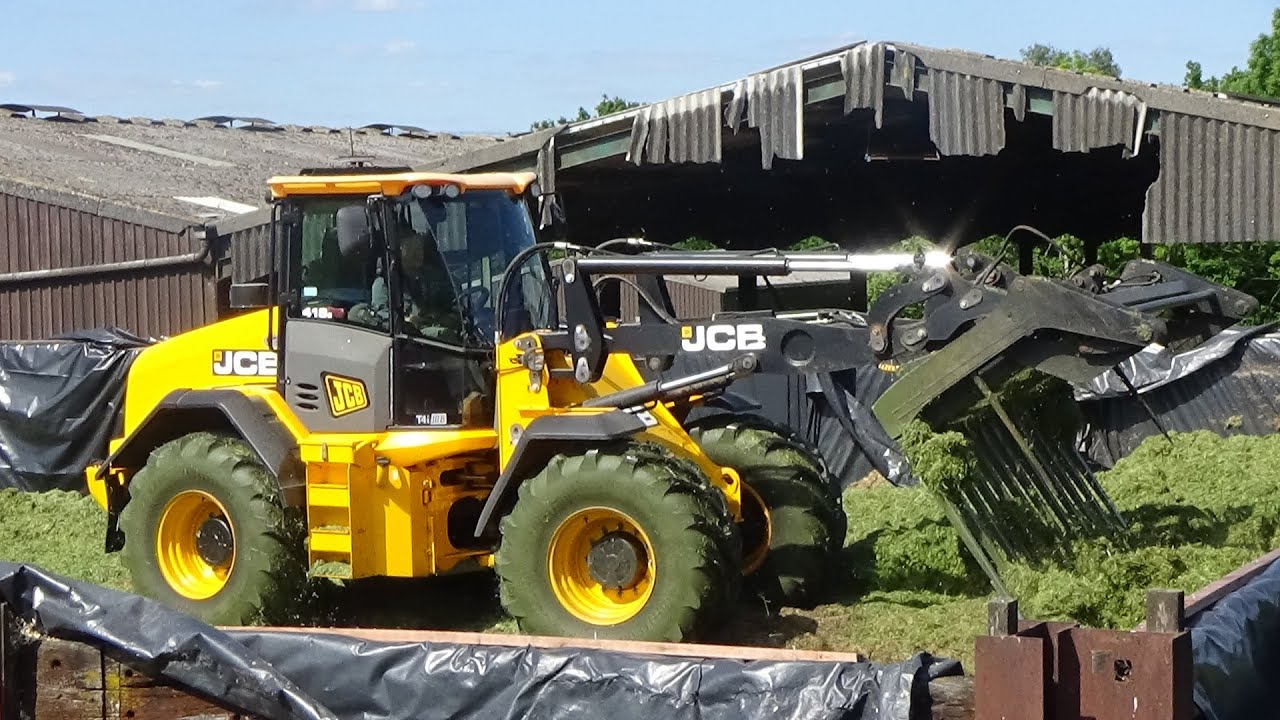 Silage 2020 - Buckraking Grass on the Pit with JCB 418S plus John Deere ...