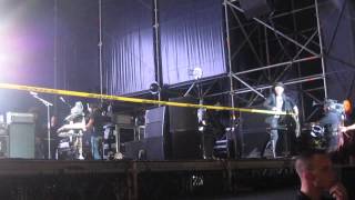 Beck cordons the stage before Sexx Laws (Live @ Dcode Fest, Madrid 13/9/2014)