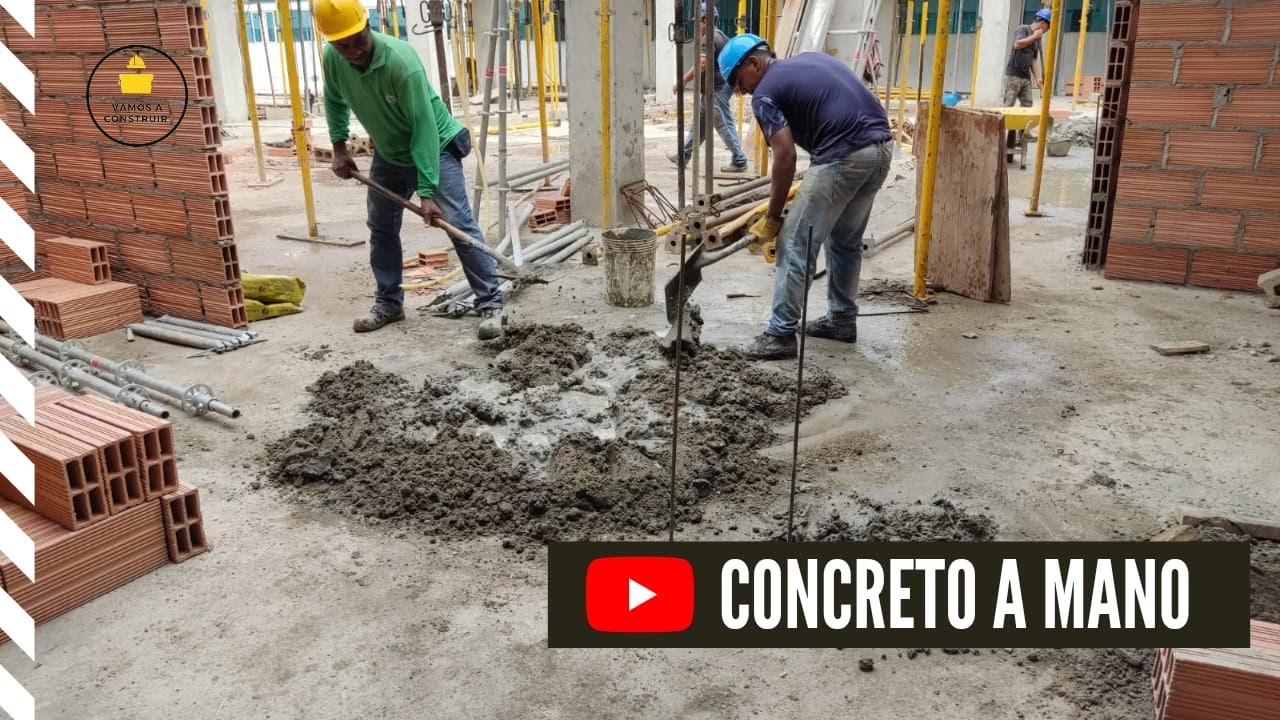 La Construcción De Concreto De Mezcla O Mortero Trabajador Con Una