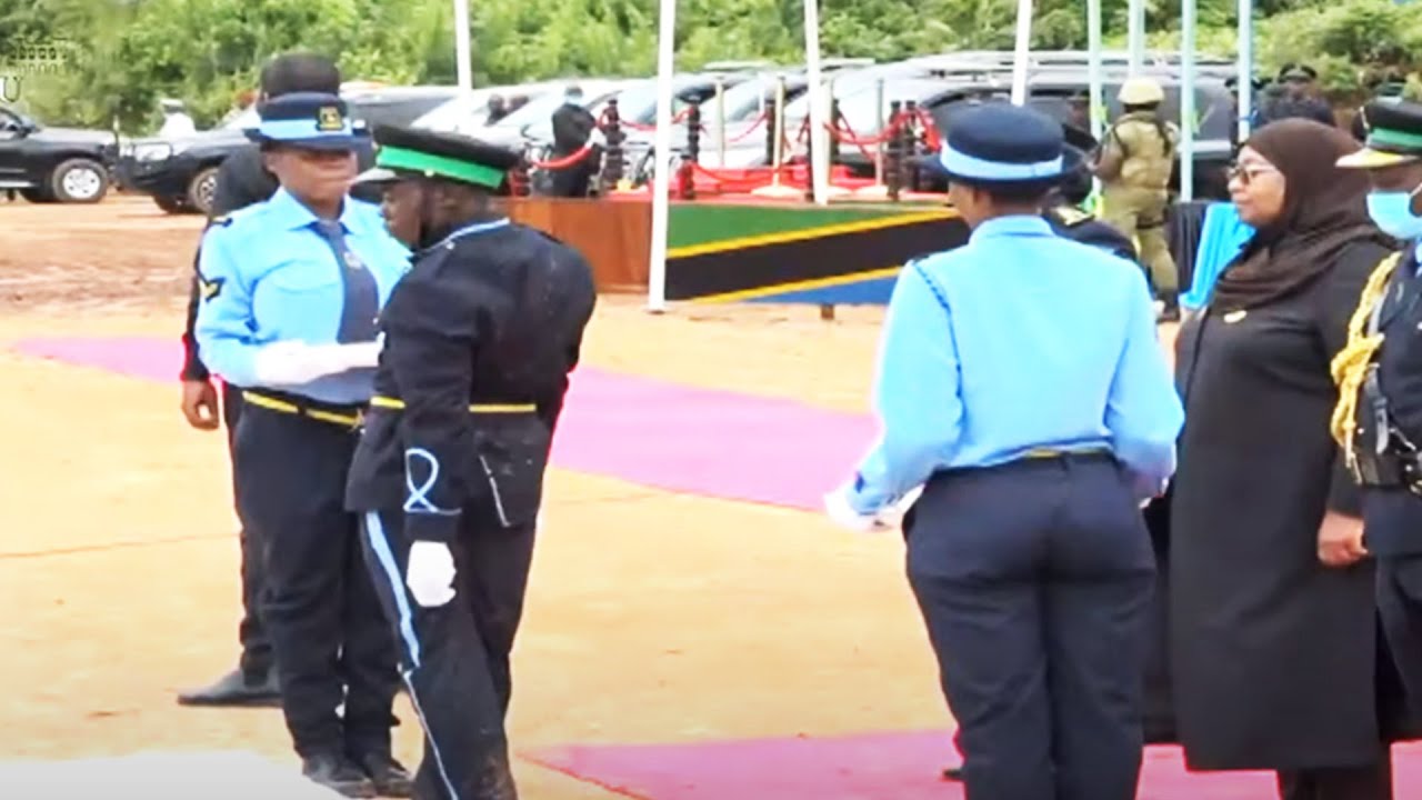 Tazama ukakamavu wa Askari wa uhamiaji waliomaliza mafunzo wakipewa vyeti na Rais Samia