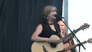 Video voorbeeld van "Kathy Mattea - 18 Wheels and a Dozen Roses"