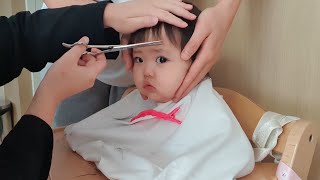 [SUB] A Korean baby get a haircut in her home. ✂️