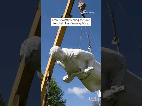 Soviet Monument Dismantled In Ukraine Shorts