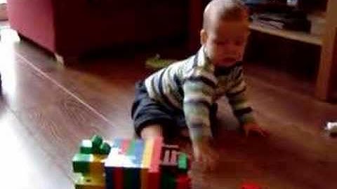 Yuri speelt met duplo