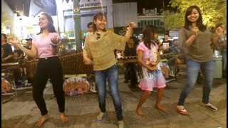 Duet 3 Cewek Cantik Joget Megol-Megol Bojo Galak - Angklung Carehal