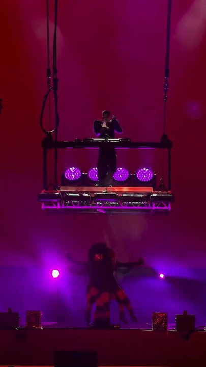 Pedro Sampaio e seu ballet performando “SEQUÊNCIA FEITICEIRA” no The Town: