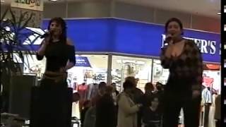 ⁣Magyar Pop ´90 évek, Linda &  Nagy Edina (Regina) a Győri Plazában nőnapon  1998. első fellépésü