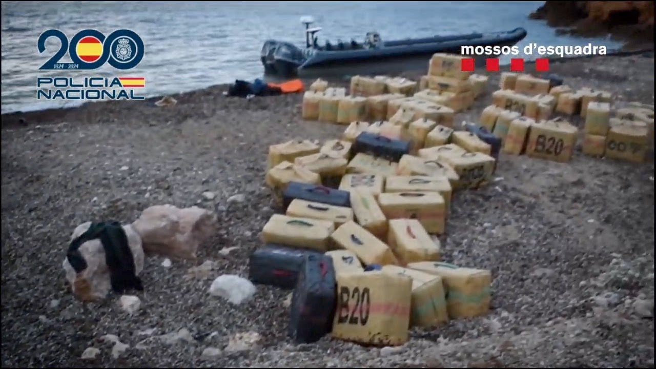 Traficantes armados en una narcolancha con hachís de Marruecos