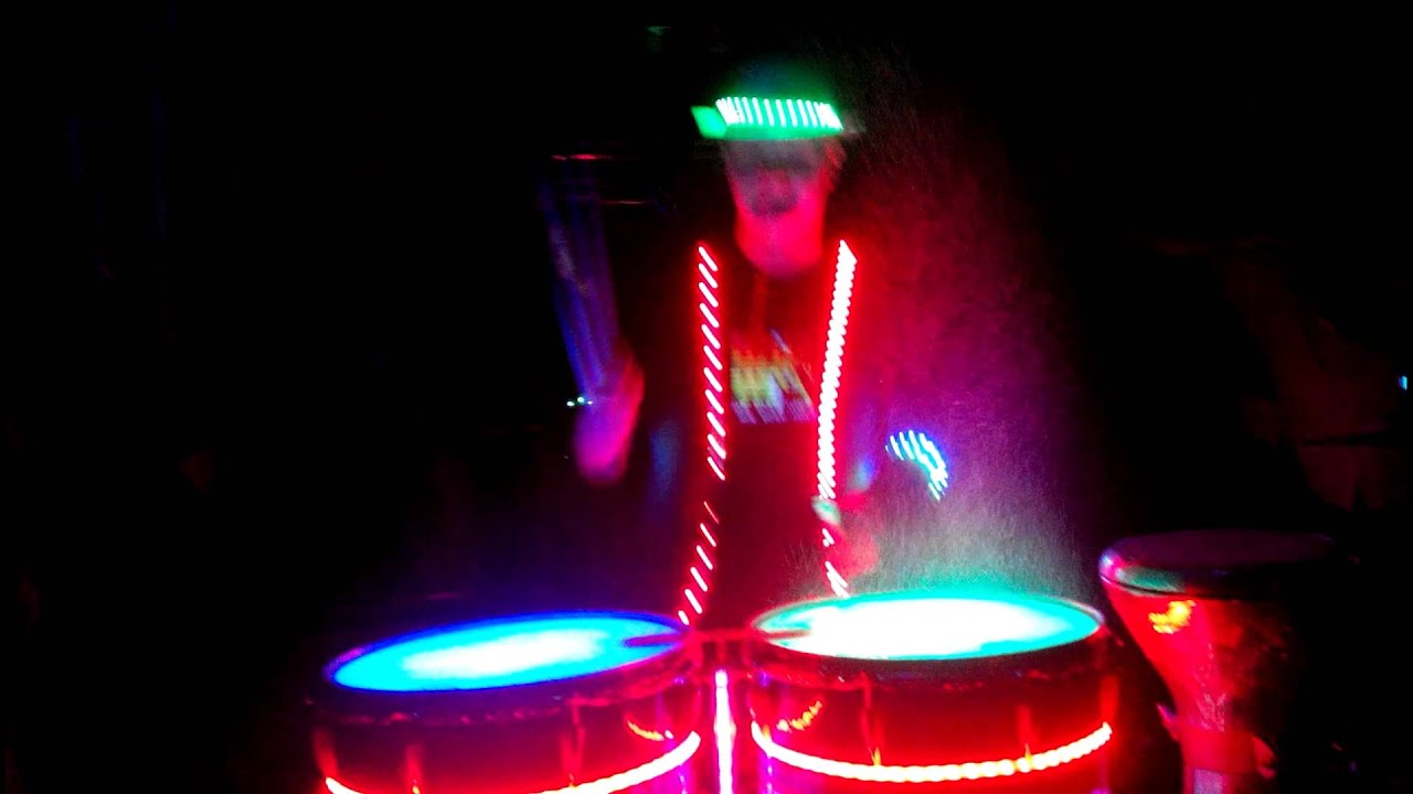 световой барабан. центр петра кирпиты барабанное шоу. светящиеся барабаны. светящиеся барабаны. необычные барабаны.