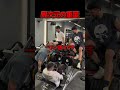 一トン超えの重量で筋トレする男