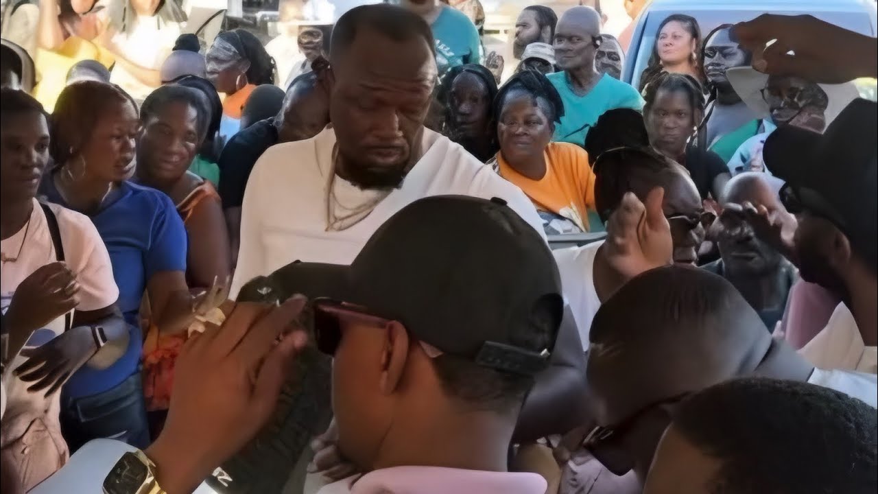 Усэйна Болта торопят во время проведения грандиозного рождественского мероприятия.