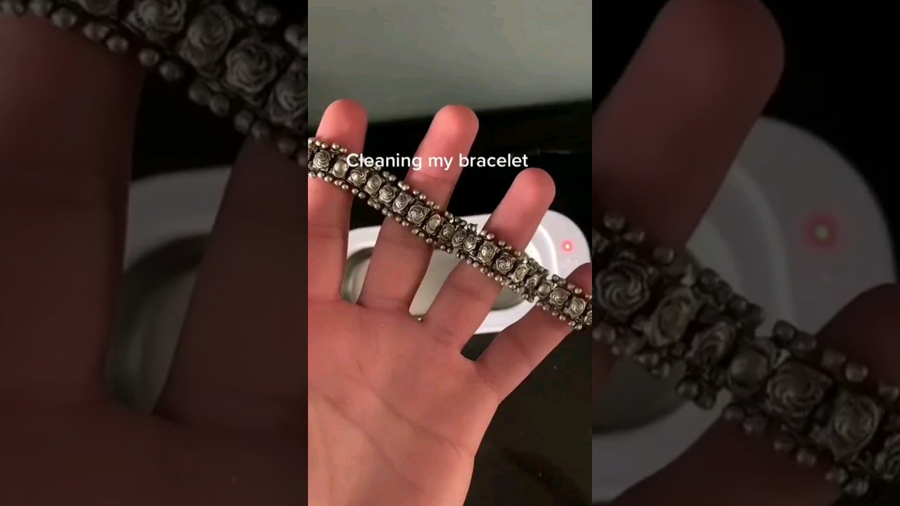 Remove the dirt from all your accessories with this magic AquaSonic 