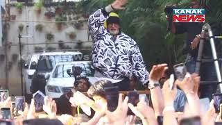 Sunday Darshan Amitabh Bachchan Spotted Outside Jalsa Bunglow to met Crazy Fans In Juhu