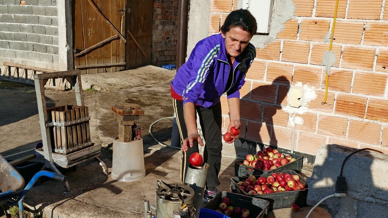Preživljava od prirode i svega što ubere i proizvede