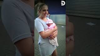 Niña camina con sus rodillas: La conmovedora historia de una pequeña en Inglaterra