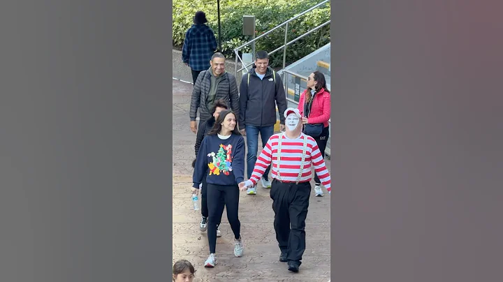 Hilarious move 😳🤣 Tom mime Seaworld #tomthemime #seaworldmime #funny #shorts