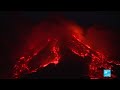 Images spectaculaires du panache de cendres aprs lruption du volcan etna en italie