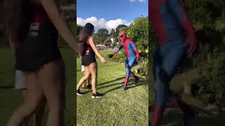 Homem aranha fazendo parkour