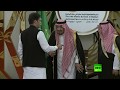 المشهد الذي أثار انتقادات حادة ضد رئيس الوزراء الباكستاني أثناء استقبال العاهل السعودي له
