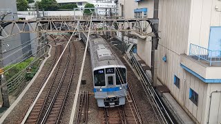 561.新宿駅を発車する小田急1000形