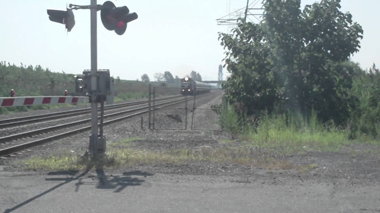 METRO NORTH GP40PH-2 4906 SPEEDS OVER THE GRADE CROSSING ON VALLEY BROOK AVE.