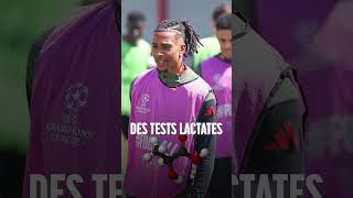 Mais pourquoi les joueurs du Bayern Munich ont-ils un bout de sparadrap sur l'oreille ?🤔