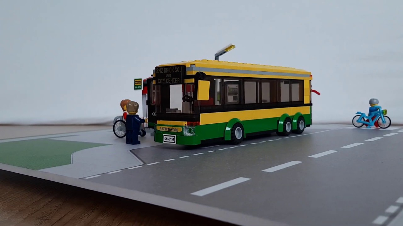 LEGO set 60154 bushalte op een speelmat