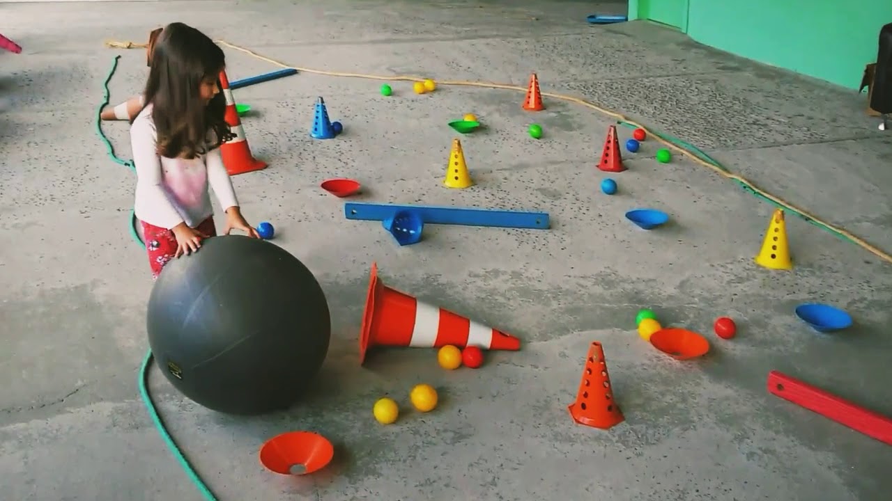 Brincadeira pista de obstáculos - YouTube