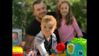 Sophia Îi Deschide Cadourile Bebelusului