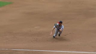 MIN@MIL: Mauer dives to his left, gets Lind out