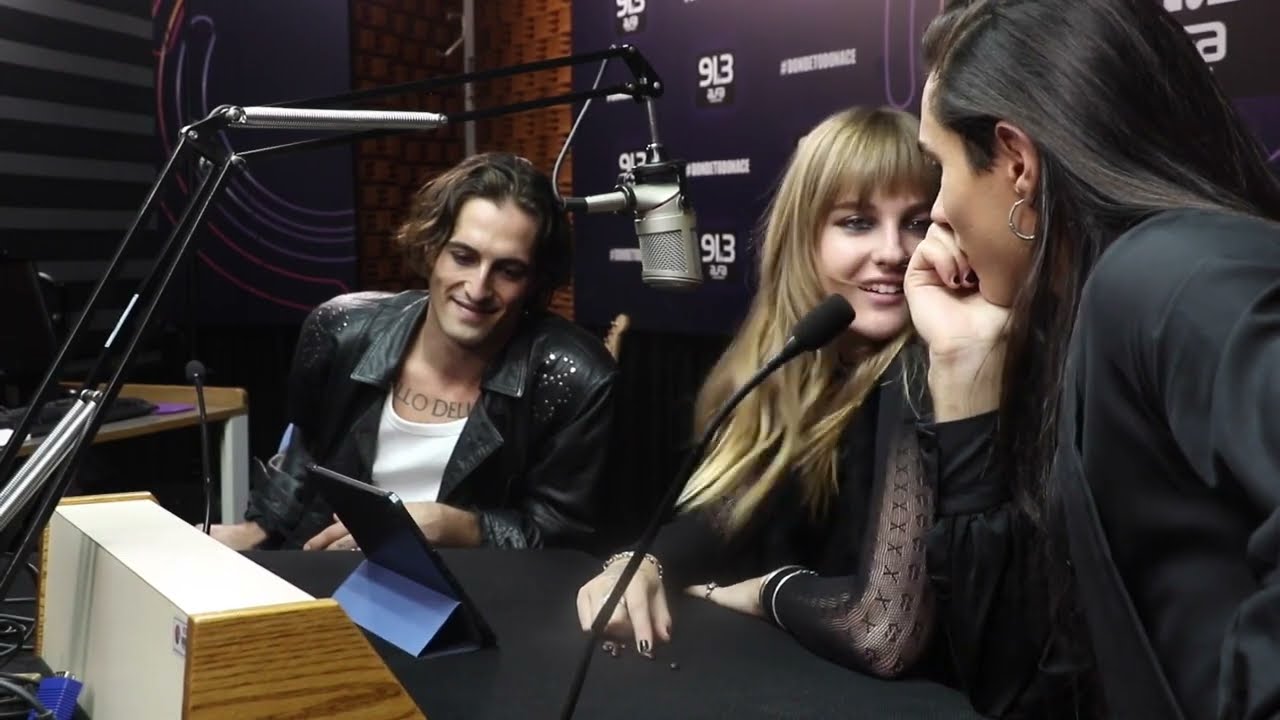 Måneskin hablando en español, jugando 