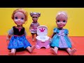 Potty training ! Elsa &amp; Anna toddlers - Barbie dolls