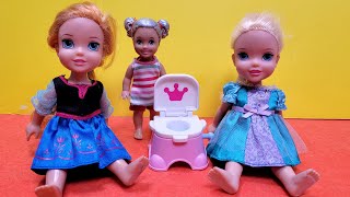 Potty training ! Elsa &amp; Anna toddlers - Barbie dolls