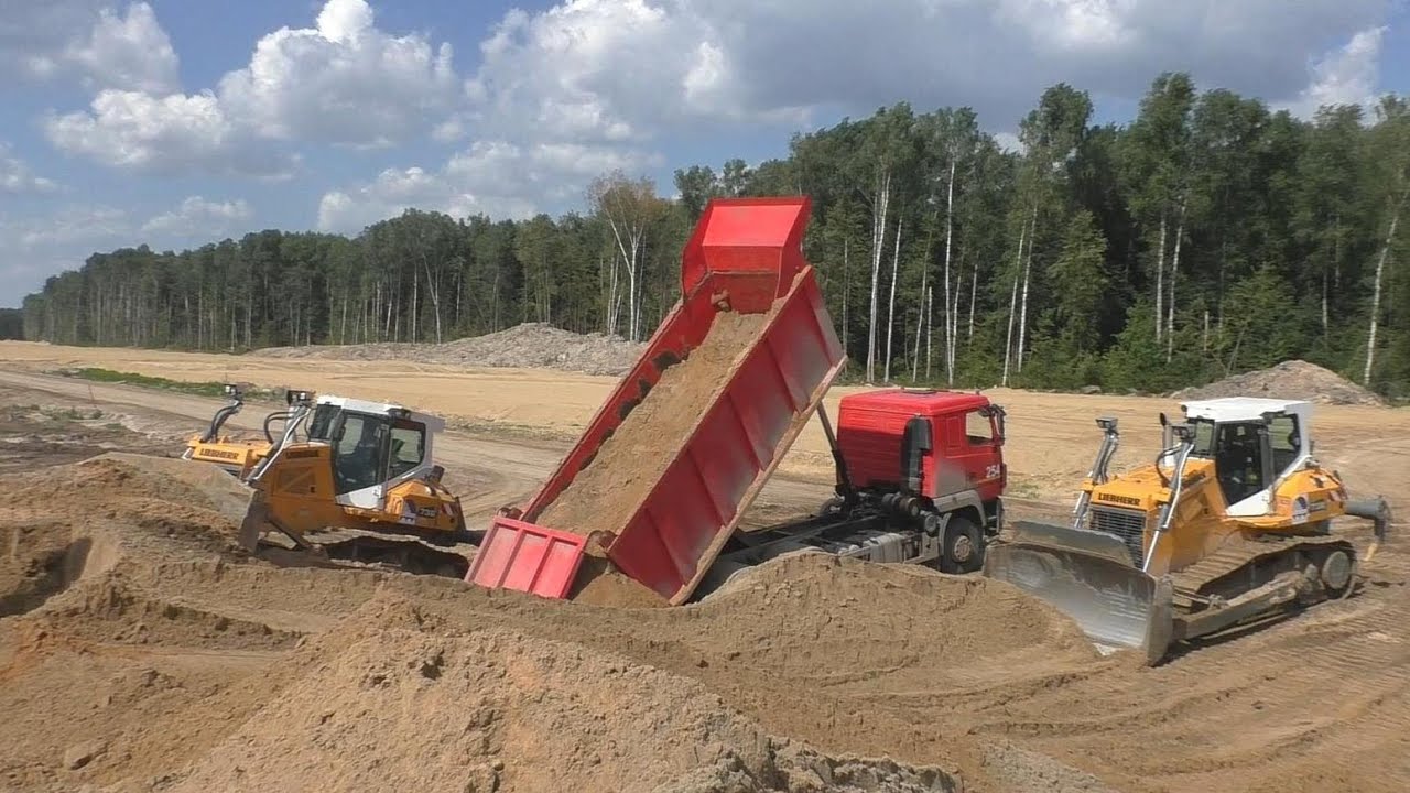 Командная работа двух бульдозеров Liebherr PR 736 - YouTube