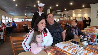 Download Lagu Tentara pulang - Pelaut memberi kejutan Natal kepada ibunya MP3