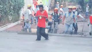 Orang gila menginjak coran yang belum kering