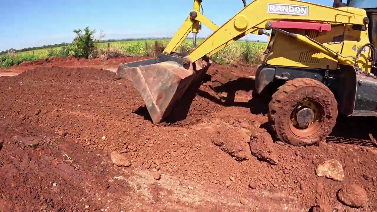 TERRAPLANAGEM COM RETROESCAVADEIRA| PREFEITURA 
