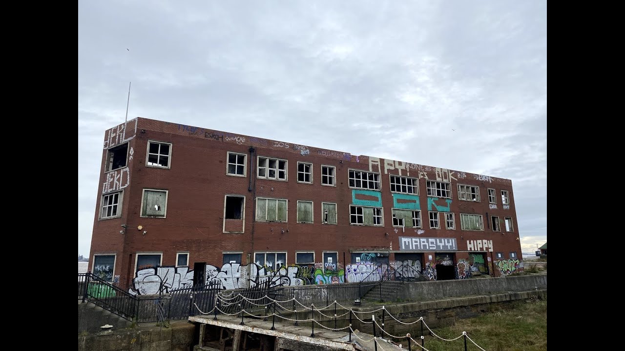 ST ANDREWS DOCK : FORMER OFFICES OF THE FISH INDUSTRY  / HULL. PART 3