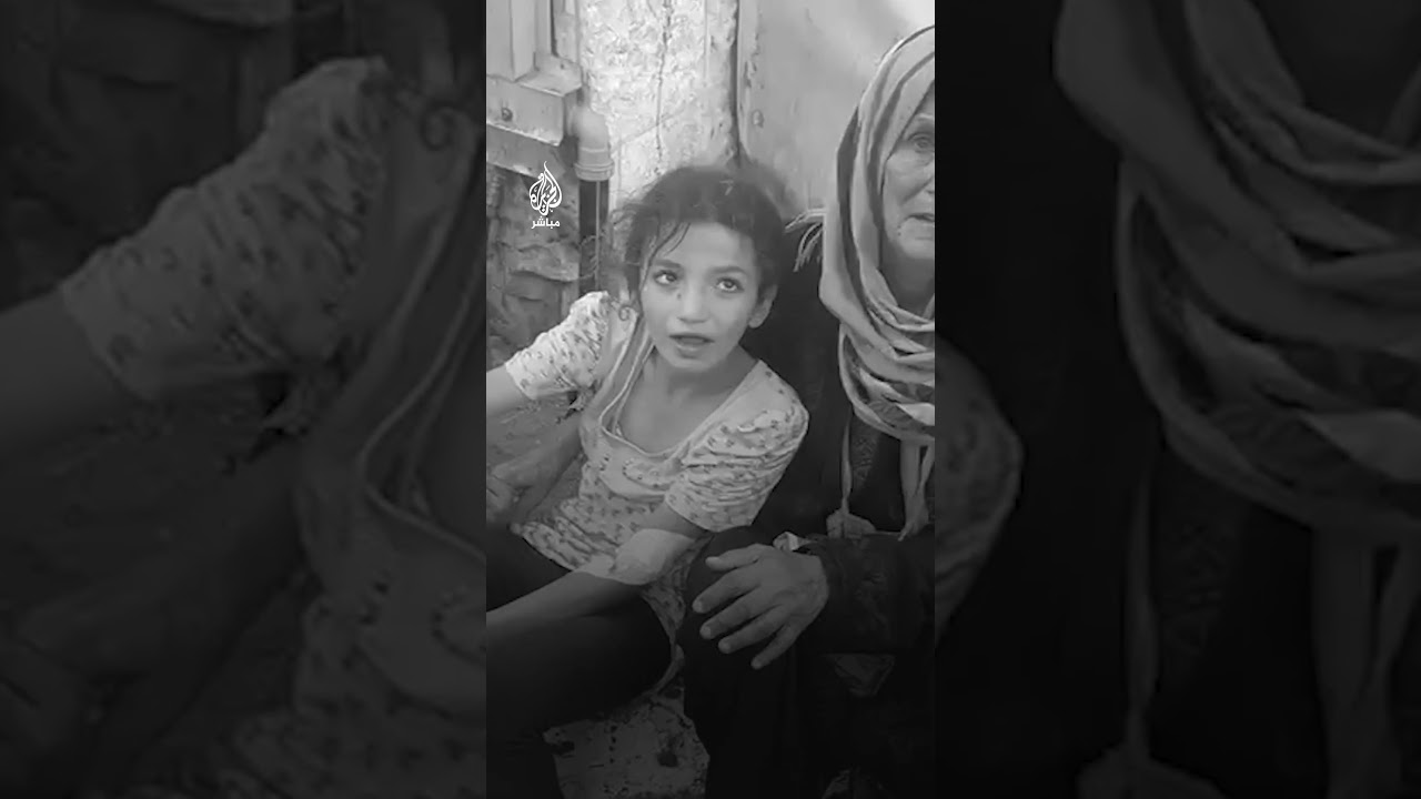 فلسطينية تبكي شهداء عائلة الداية الذين استهدفتهم قذائف الاحتلال في مخيم البريج