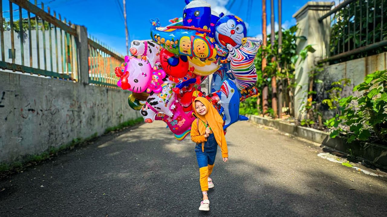 AQILA BERJUALAN BALON KARAKTER