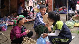 After harvesting dragon fruit, CEO helps grandma sell her handmade crafts at the market