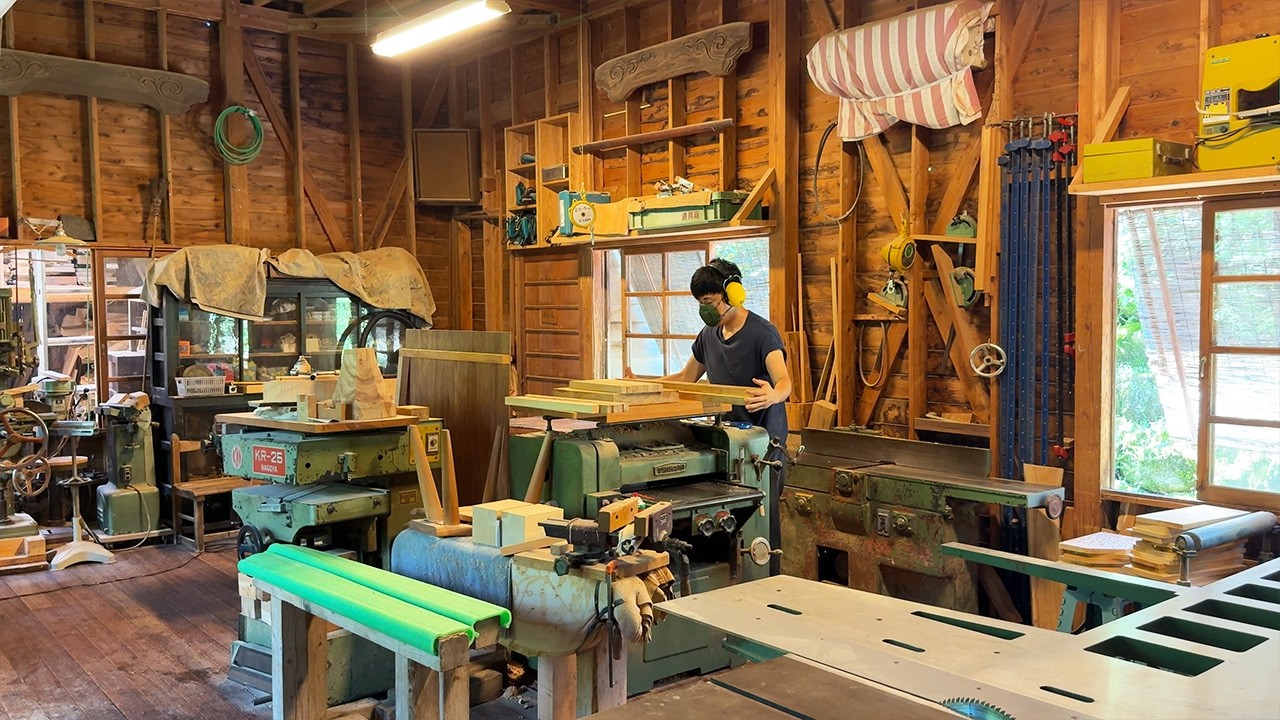 Crafting the Perfect Stool in Nature: A Lone Artisan’s Handcrafted Masterpiece #woodworking
