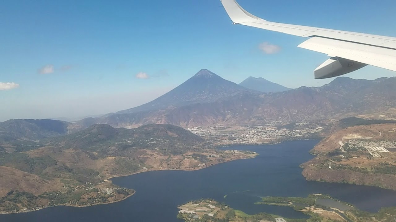 Vista aerea de la capital de Guatemala. Aterrizando en el aeropuerto La Aurora