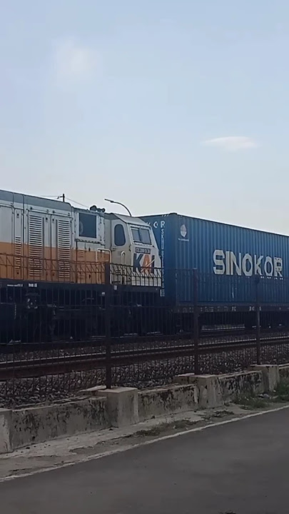 Kereta api barang kontainer ngebut melintas langsung stasiun Pemalang #shorts #keretaapi